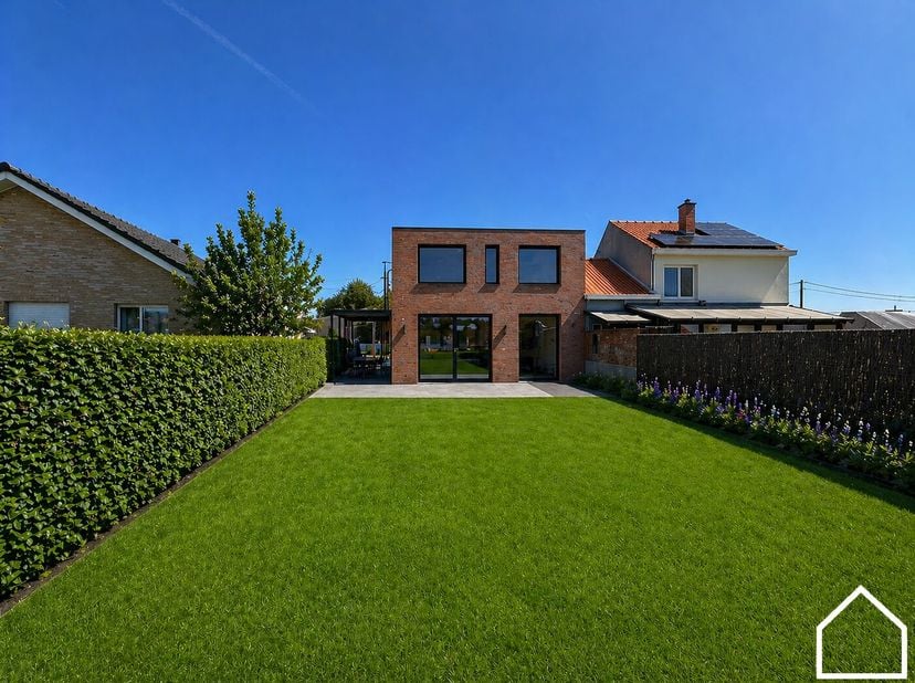 Nieuwbouwwoning te Houthulst.<br />
<br />
Luxueuze instapklare half open woning met oprit en carport en zuidwestgerichte tuin in Houthulst.<br />
<br