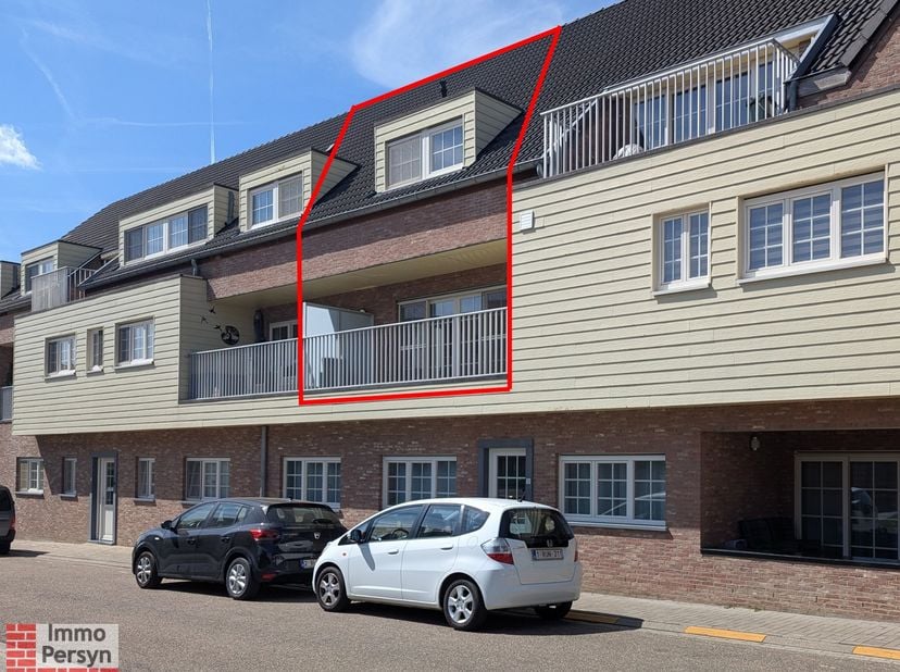 Deze stijlvolle duplex combineert het comfort van een woning met de gezelligheid van een appartement, op een boogscheut van het bruisende centrum van