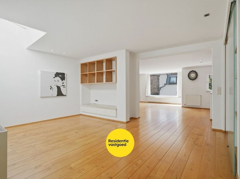 Multifunctionele woning met handelsruimte in hartje Veurne. Op een uitstekende centrale ligging in Veurne bevindt zich dit veelzijdige eigendom, besta