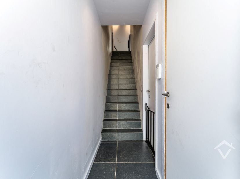 Deze recente en instapklare woning (bouwjaar 2022) is gelegen in een rustige straat op De Mokker in Koekelare. Dankzij de nabijheid van scholen, bakke