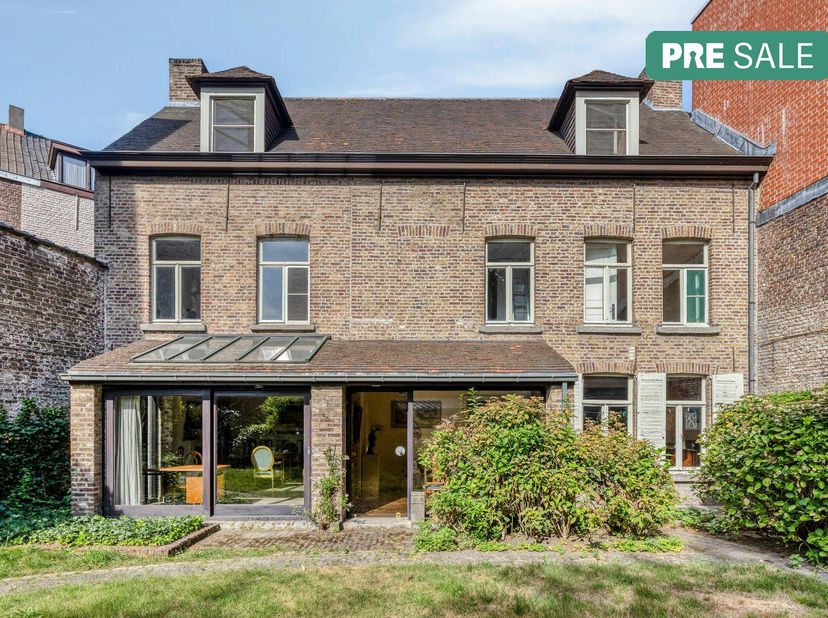 Verscholen in de Groeningelaan te Kortrijk vinden we deze bijzondere woning, een ware verborgen parel met een verrassend groene stadstuin. Achter de g