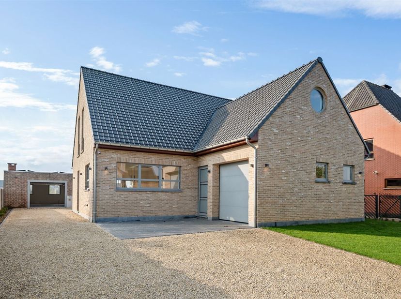 Op zoek naar een instapklare, energiezuinige woning waar ook gelijkvloers wonen mogelijk is en voldoende opslagruimte aanwezig is dankzij de 2 garages