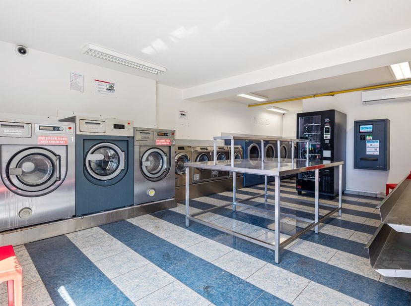 Commerciële ruimte met potentieel in Genk<br />
<br />
Deze centraal gelegen commerciële ruimte in Genk is momenteel ingericht als wasserij maar bie