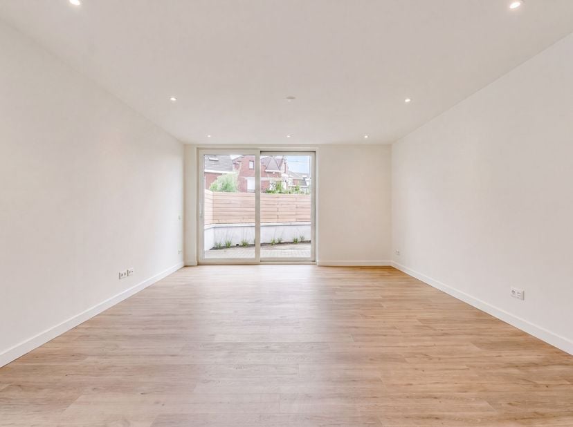 Volledig gerenoveerde woning te koop in Bissegem<br />
Je betreedt de woning via de inkomhal met gastentoilet en toegang tot de voorplaats. Deze ruimt
