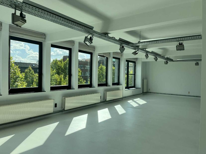 Dit luxueuze, gerenoveerde kantoor is gelegen op de Ankerrui en bedraagt 675m². De ruimtes kunnen opgedeeld worden in 175m² en 500m². De grote raampar