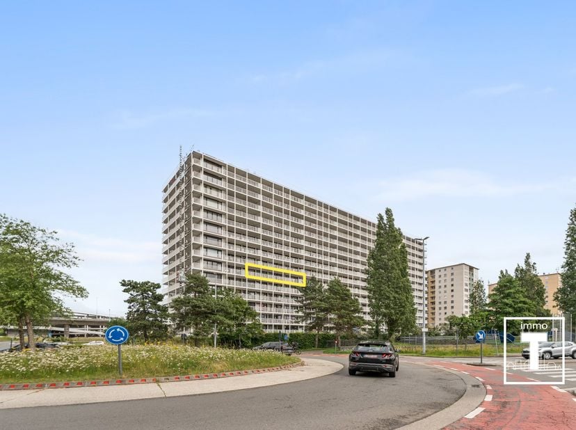 We treffen dit lichtrijk appartement in Ledeberg, op een boogscheut van Gent Zuid, het station en de snelwegen E40 en E17. De grote raampartijen en de