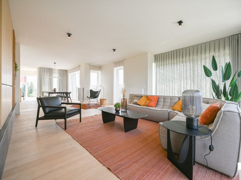 Ontdek dit prachtige penthouse op de vijfde verdieping van residentie 'Ingelgoed' in hartje Ingelmunster. Met drie slaapkamers, een ruime lichtrijke l