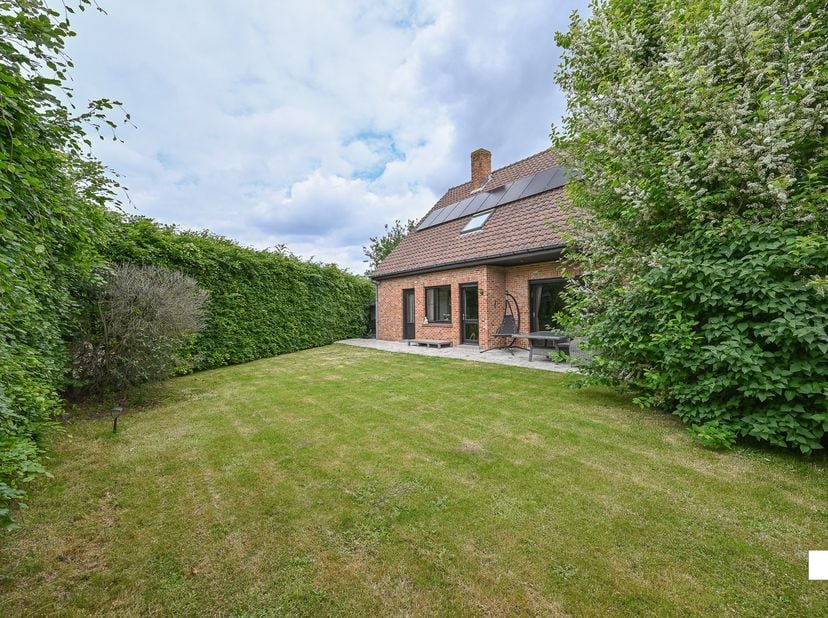 Deze ruime gezinswoning uit 1983 beschikt over een bewoonbare oppervlakte van 194 m² (volgens EPC-attest) en is gelegen op een perceel van 573 m² met