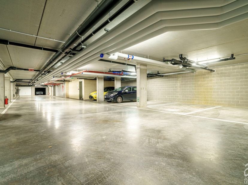 Au sein du sous-sol sécurisé de la résidence Â LOrée de Bozière Â, lagence immobilière Leclercq vous présente un lot de 5 emplacements de parking inté