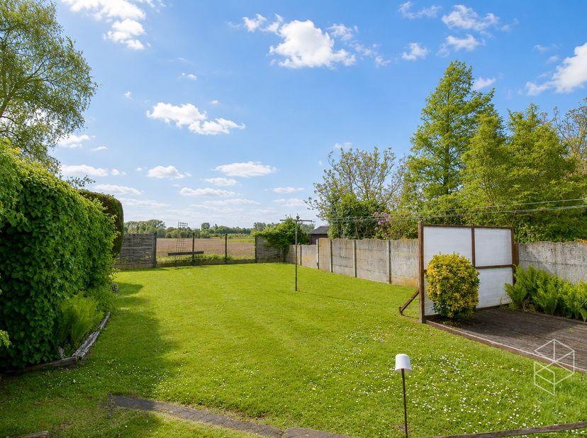 Rustig en centraal gelegen woning met landelijk uitzicht, grote garage en tuin.<br />
Deze te renoveren woning is gelegen in een rustige omgeving en b