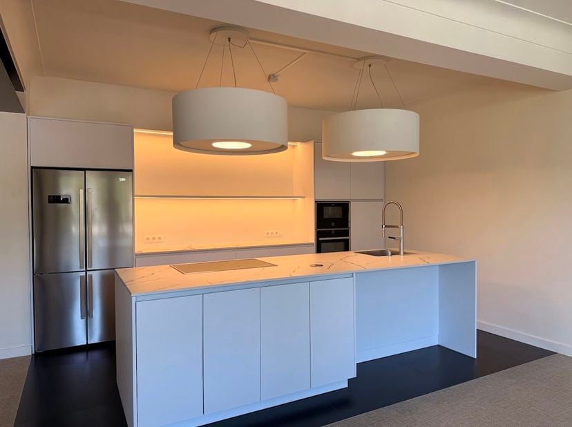 Op een uitstekende ligging, op wandelafstand van het centrum van Genk, vinden we dit gerenoveerd appartement. Dit appartement biedt een aangename comb