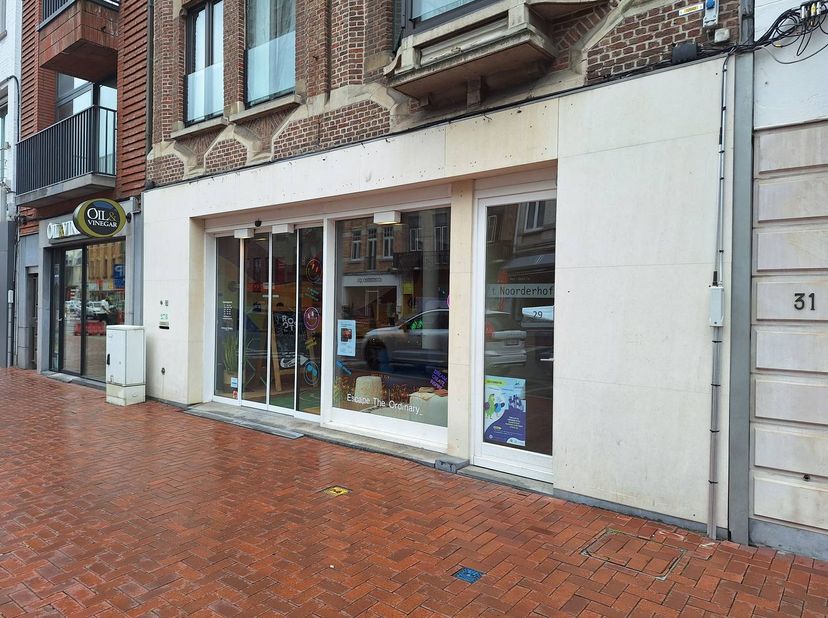 Cette propriété commerciale d'environ 367 m² est située à proximité de la Grote Markt de Roeselare et de la rue Ooststraat. Grâce à cette situation co