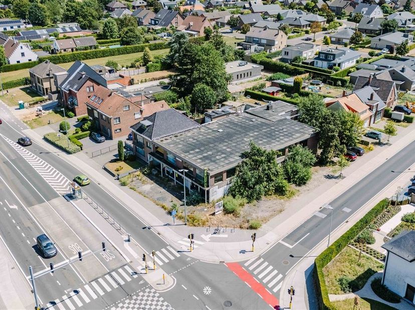 MELSELE: Bent u op zoek naar een toplocatie voor uw volgende project? Deze grond met af te breken toonzaal biedt dankzij zijn uitstekende ligging en v