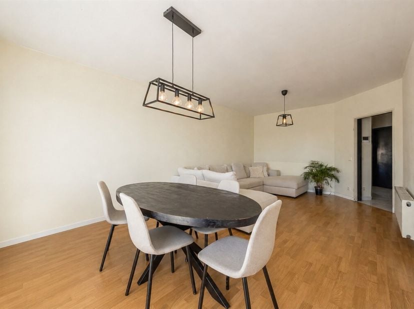 Aan de Ter Heydelaan in Deurne bevindt zich dit goed onderhouden appartement van 86 m², gelegen op de derde verdieping van een kleinschalig gebouw van