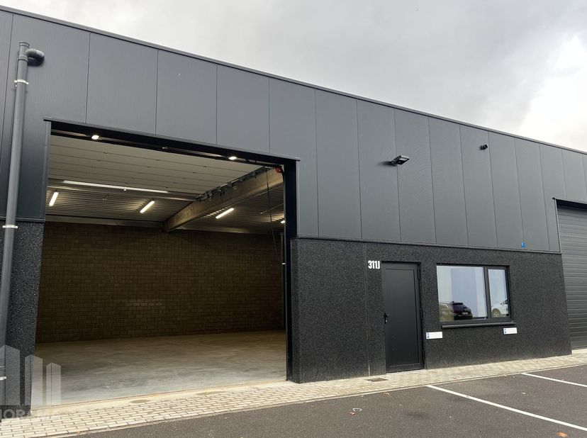 Nieuwbouw kmo-unit van 333 m² met&amp;nbsp;5 privatieve parkeerplaatsen te huur, gelegen op de Genkersteenweg 311, 3500 Hasselt.&amp;nbsp;Deze moderne en inst
