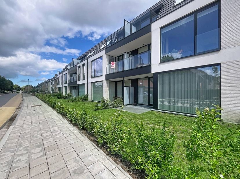 Ontdek dit prachtige nieuwbouwappartement met twee slaapkamers en een zuidgericht terras, gelegen in het bruisende Sint-Andries! <br />
<br />
Dit mod