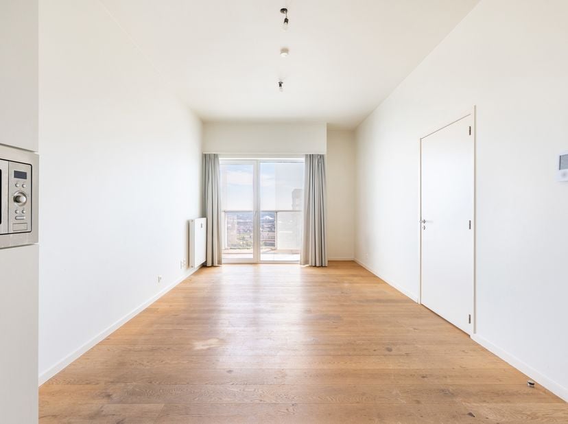 Quares - TREVI Groep presenteert:<br />
Indeling:<br />
<br />
Dit lichtrijke éénslaapkamerappartement bevindt zich op de 19de verdieping van een resi