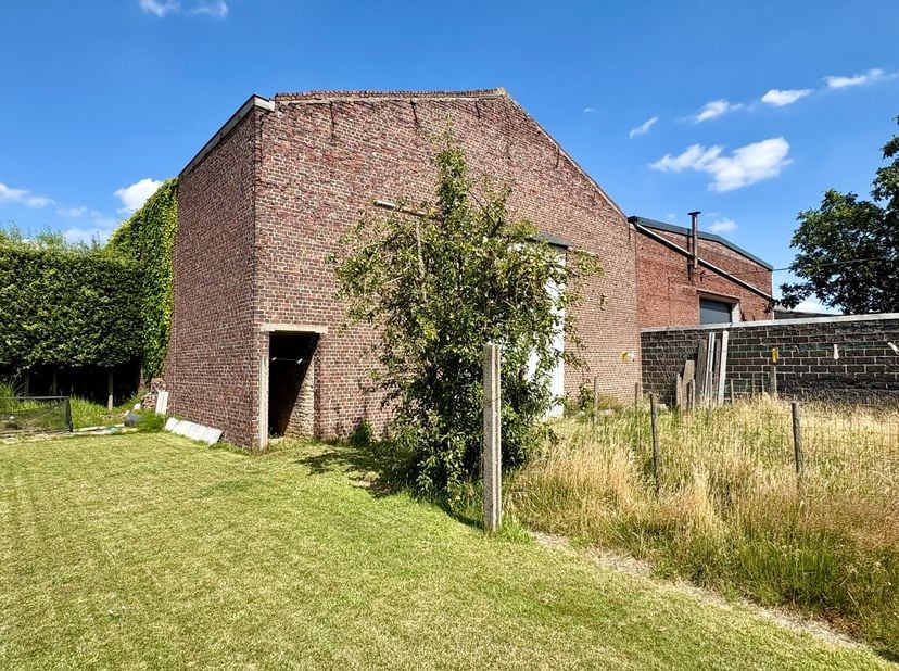 Woning met magazijn van ca. 300 m² te koop in Bavikhove<br />
<br />
Op zoek naar een woning met een ruim magazijn en tal van mogelijkheden? <br />
<b