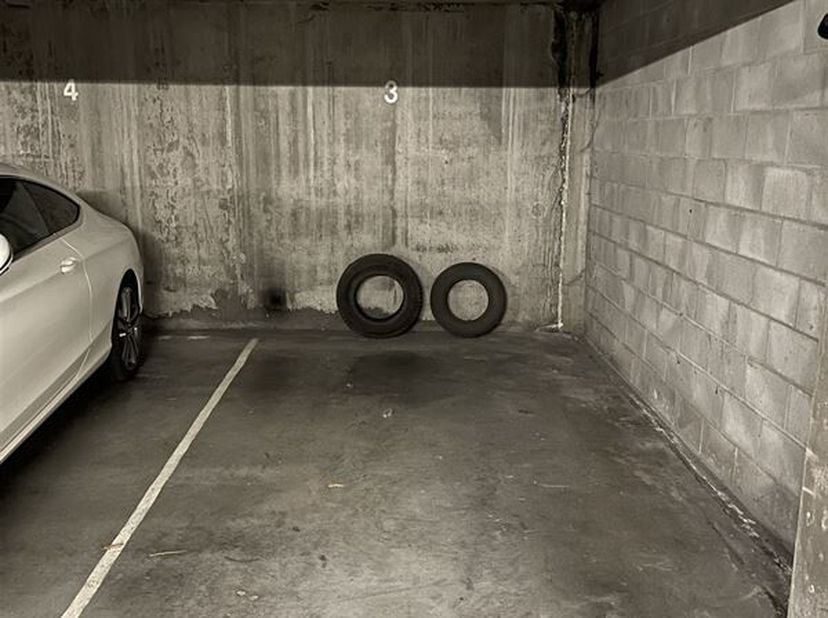 Parking situé au Veemarkt.  Disponible immédiatement.  Pour toute information ou visite, appelez le 056.21.58.00 ou www.immo-lvb.be
