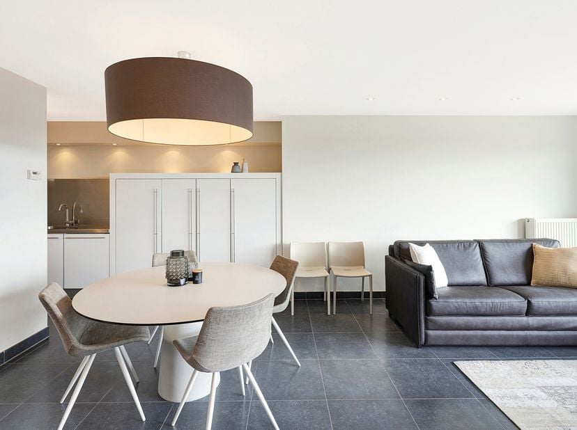Dit zonovergoten appartement, gelegen in een rustige zijstraat van het Stübbenpark in Duinbergen, en bevindt zich op steenworp afstand van het strand.