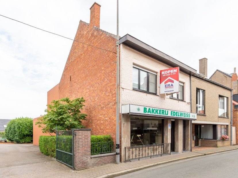 rong&amp;gt;LiggingNabij de dorpskern van Boekhoute vindt u deze prachtige handelszaak die momenteel uitgebaat wordt als bakkerij maar ook voor andere com