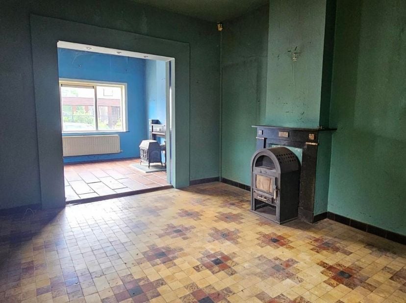 Charmant te renoveren landhuis met grote tuin in Opgrimbie.<br />
<br />
Deze te renoveren woning beschikt op het gelijkvloers over een inkomhal, een