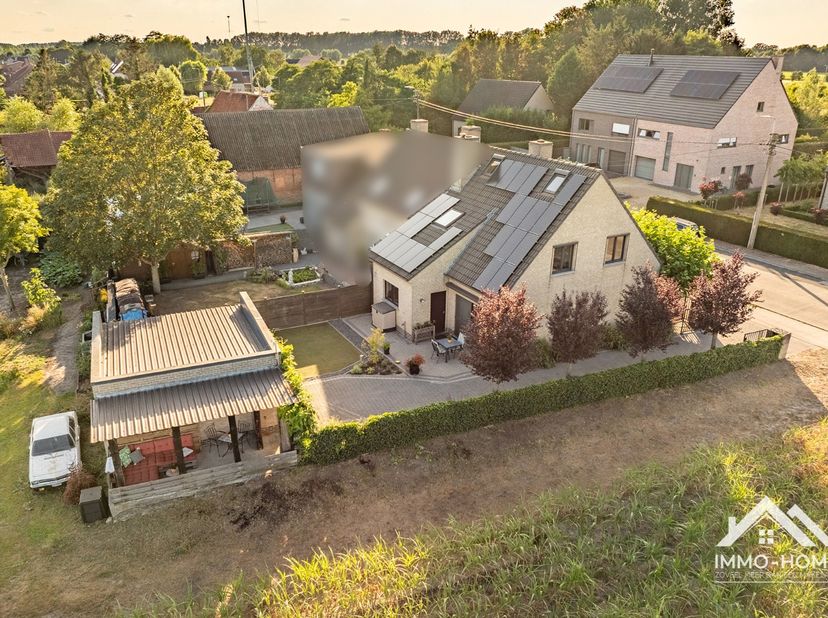 Deze instapklare halfopen bebouwing ontvangt je in stijl in een ruime inkomhal (met gastentoilet), met plaats voor een vestiaire. Ze brengt je verder