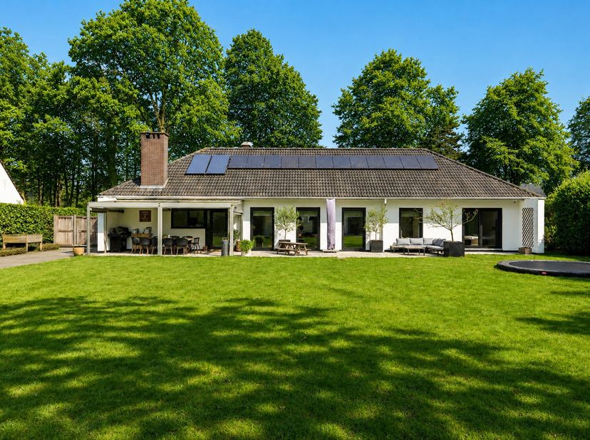 Stijlvol gerenoveerde gelijkvloerse villa op toplocatie in Schilde op een zuidgericht perceel van ca. 2.028 m²<br />
Gelegen in een uiterst rustige st