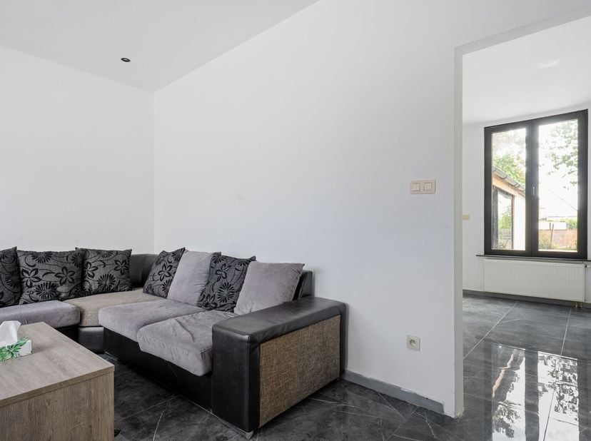 Gelegen in de Stationsstraat in Waasmunster, geniet deze woning van een gunstige ligging met een vlotte bereikbaarheid. Het centrum van Waasmunster, w