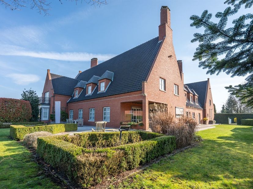 Exclusieve Engelse villa met 5 slaapkamers en praktijkruimte  Hasselt Welkom in deze unieke residentie in de Luchtvaartstraat te Hasselt, ontworpen do