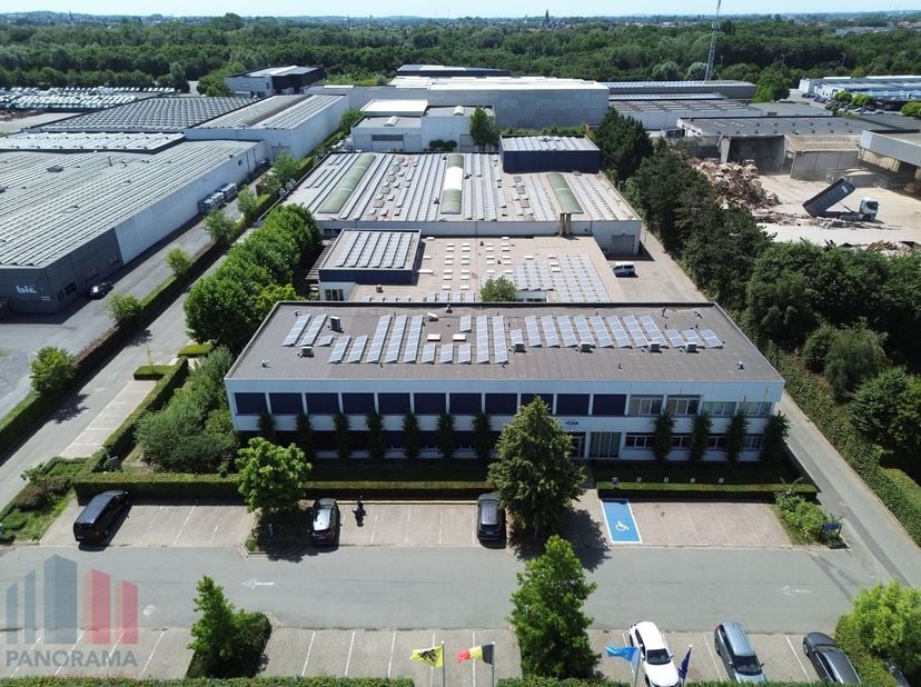 Op een ruim perceel van +/- 15.000 m² bevindt zich dit veelzijdige bedrijfscomplex met een totale bebouwde oppervlakte van 7.700 m², bestaande uit een
