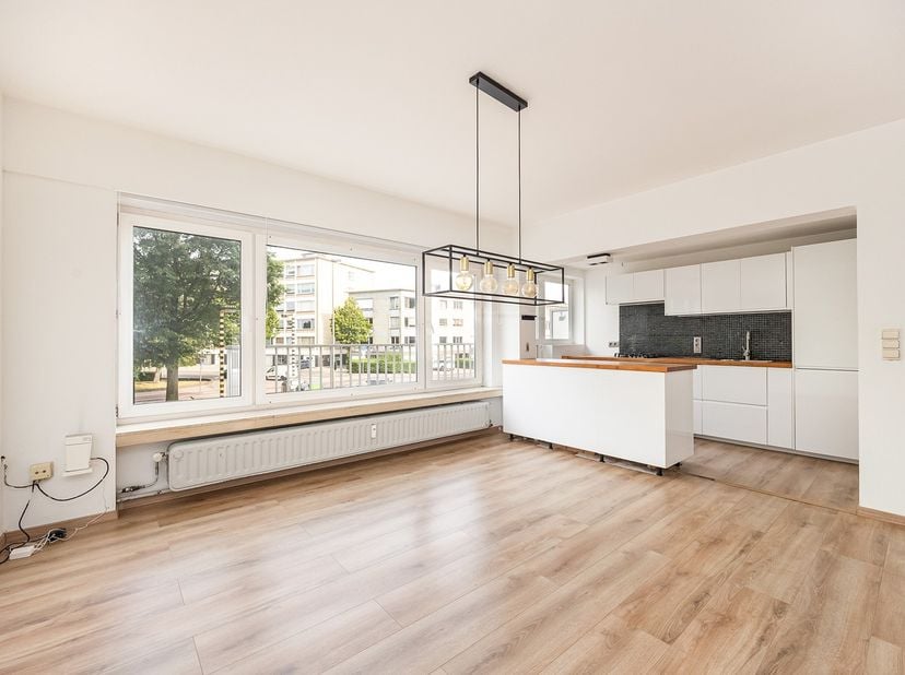 Op een gegeerde locatie in Merksem vinden we dit instapklare en gerenoveerde 2 slpk appartement met terras, ruime berging en kelderberging.<br />
<br
