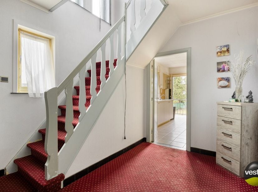 Deze te renoveren gezinswoning met drie slaapkamers is gelegen aan de Genkersteenweg, vlak bij het rondpunt met de Heidestraat. Winkels, scholen en an