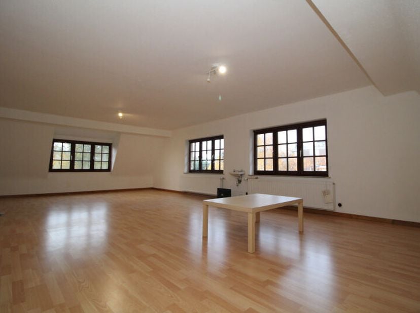 Uccle, à proximité de la Maison Communale, de la gare de Stalle, des commerces et des transports en communs, au 2ème et dernier étage, appartement de