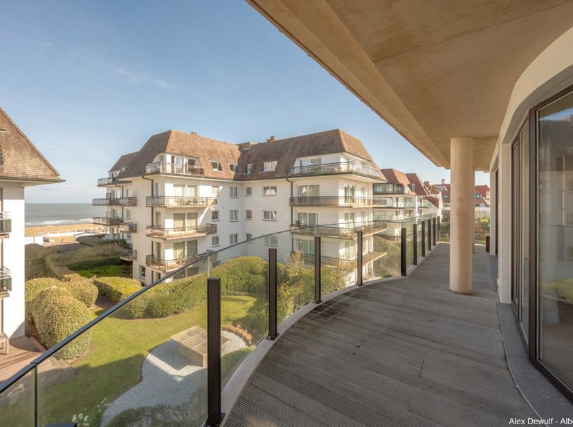 Schitterend instapklaar luxe-appartement met zeezicht, gelegen in een exclusieve villaresidentie in het Zoute. Indeling: inkomhal met vestiaire en gas