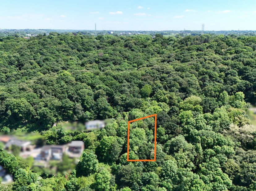 Parcelle de terrain d'une superficie de +/- 1.490m² avec une belle largeur de façade à rue (environ 30 mètres). Ce terrain est repris approximativemen