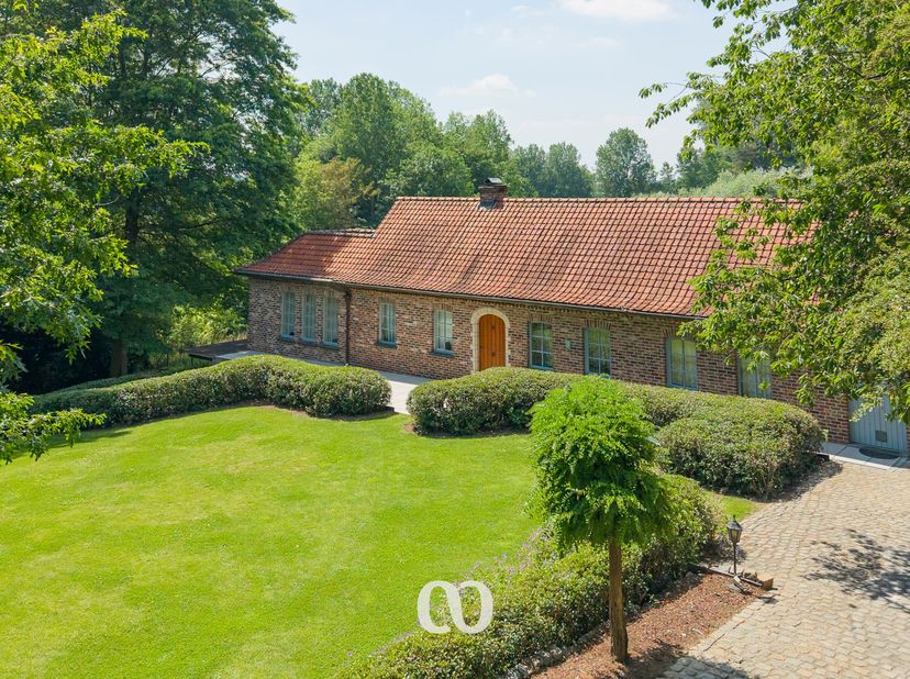 Ben jij op zoek naar een charmante woning op een unieke ligging midden in de velden van Maarkedal? Gevonden!<br />
<br />
De uitzonderlijk rustige lig