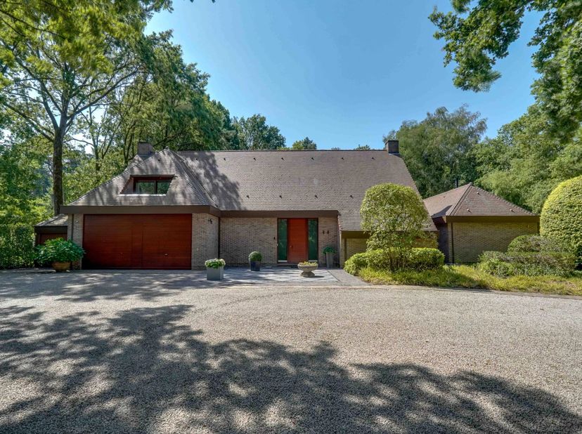 Exclusieve villa met hoogwaardige afwerking en uitzonderlijk wooncomfort op 75 are<br />
Aan de Herebaan-West 93 in Houthalen-Helchteren bevindt zich
