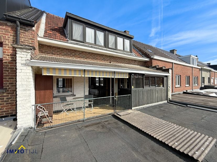 Deze eigendom biedt een uitzonderlijke opslagruimte van ca. 200 m² op het gelijkvloers en vormt daardoor een ideale opportuniteit voor wie op zoek is