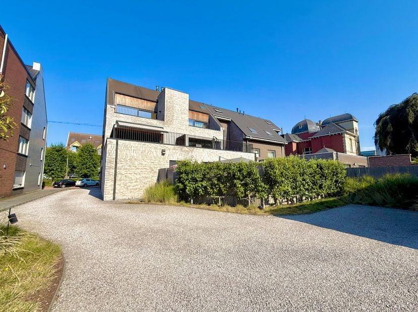 Ontdek dit uitzonderlijk lichtrijke appartement waar ruimte, comfort, energiezuinigheid en hoogwaardige materialen perfect samenkomen. Dit stijlvolle