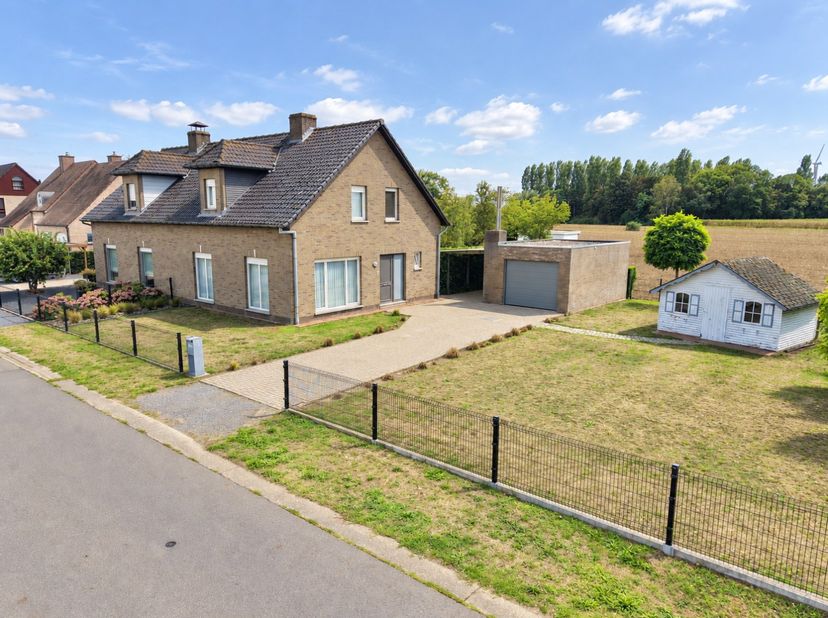 Een mooi perceel en een aangenaam groen uitzicht: deze halfopen bebouwing te Oosteeklo biedt heel wat potentieel voor wie op zoek is naar een woning d