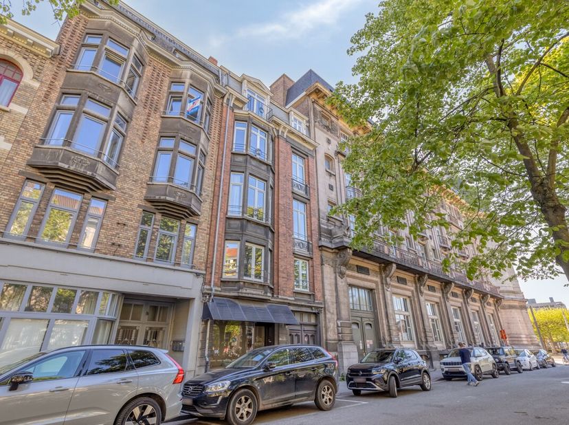 Aan de gegeerde Koningin Astridlaan bevindt zich dit aangename éénslaapkamerappartement, op wandelafstand van het station Gent-Sint-Pieters. Dankzij d