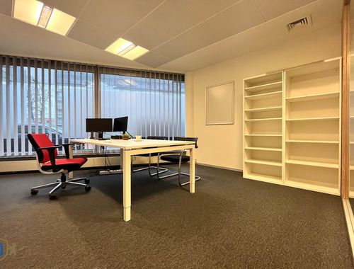                                        Bureaux à louer à Sint-Andries, € 325
