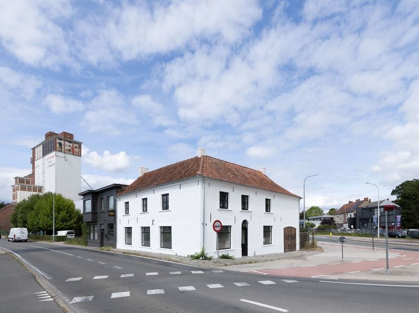 LIGGING<br />
Dit handelshuis is gelegen op de Grote Baan 1 in Lievegem, één van de meest zichtbare locaties tussen Gent en Eeklo. <br />
INDELING<br