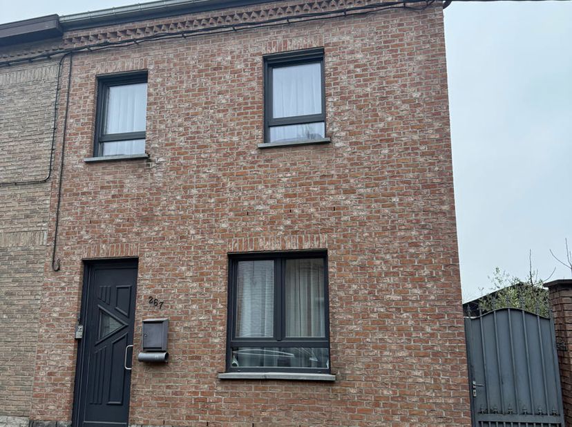 Bon investissement. Maison idéalement située, lumineuse, renovée avec soin et beau matériaux.<br />
Le bien est pratique, avec un agencement fonctionn