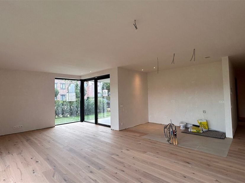 Luxueus nieuwbouw appartement met 3 slaapkamers en 2 badkamers<br />
Dit nieuw gelijkvloers appartement bevindt zich in het centrum van Gooreind, waar