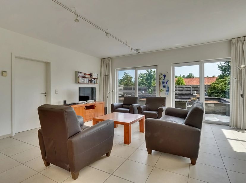 In een rustige residentiële wijk vinden we deze verzorgde open bebouwing uit 2004 met een bewoonbare oppervlakte van 226 m².<br />
De woning combineer
