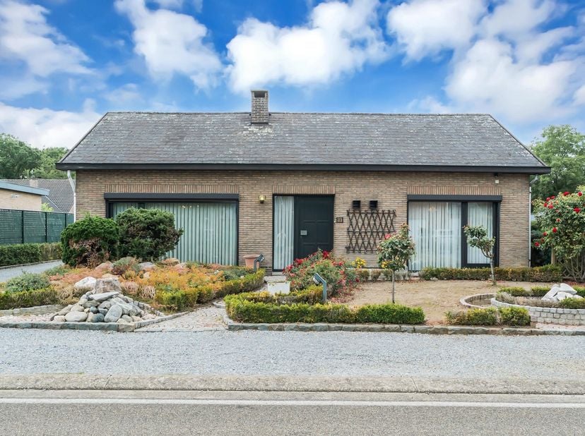 Bent u op zoek naar een degelijk onderhouden gelijkvloerse woning met een ruime tuin, praktische indeling en tal van mogelijkheden? Dan is deze verzor
