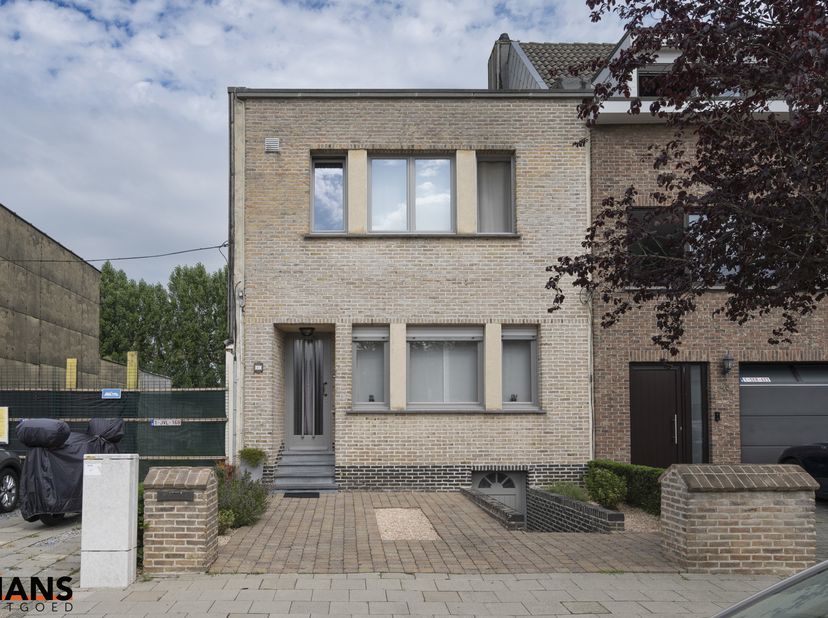 Deze instapklare woning is gelegen in een rustige, doodlopende straat, omringd door groen en toch met een vlotte verbinding naar winkels, scholen en i