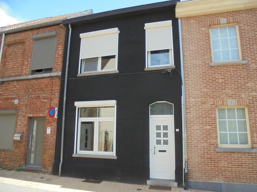 Gezellige, instapklare rijwoning in het centrum van Diest, gelegen in een rustige, autoluwe straat. Bewoonbare oppervlakte 171 m². Het gelijkvloers we